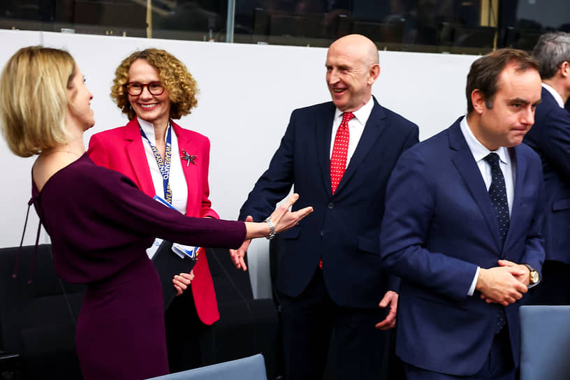 Министр обороны Великобритании Джон Хили, зампредседателя Еврокомиссии Кая Каллас и министр обороны Франции Себастьен Лекорню на встрече коалиции желающих в Брюсселе