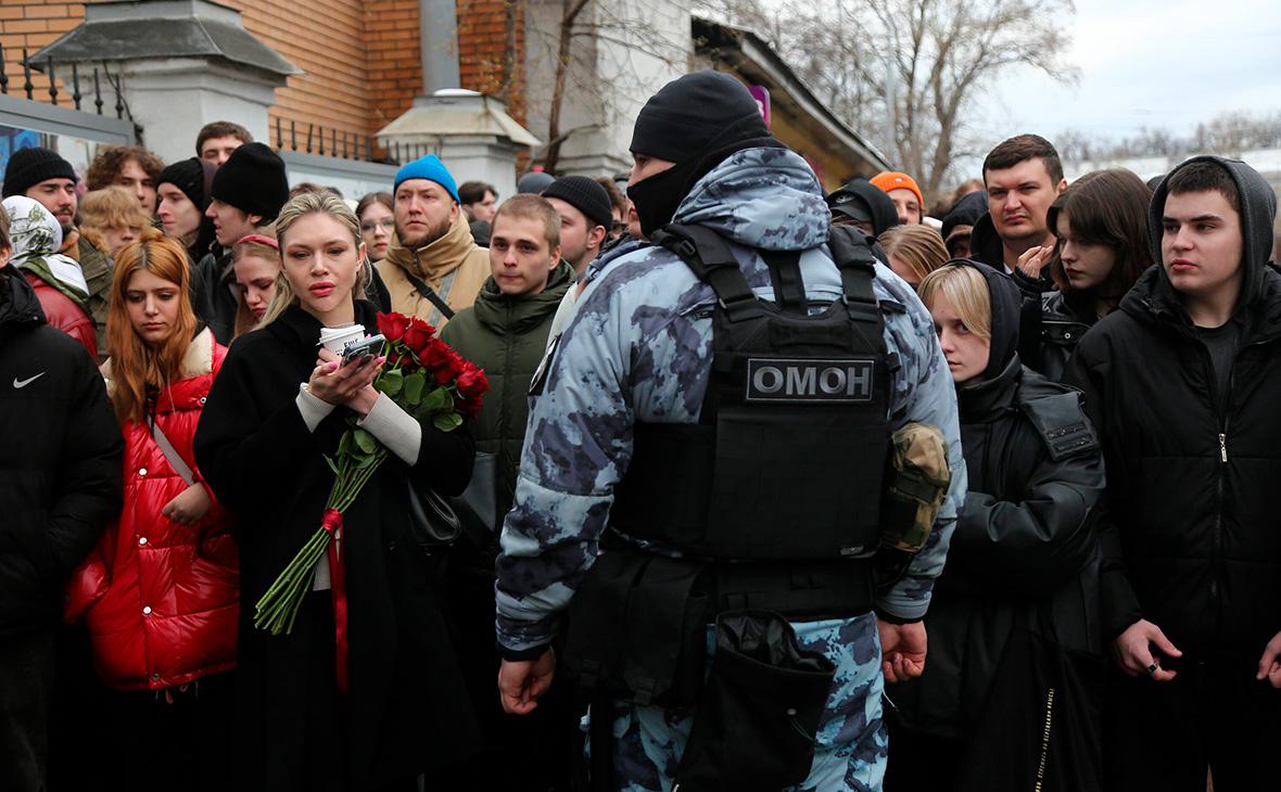 Церемония прощания с рэпером Пашей Техником (Павлом Ивлевым) в храме Петра и Павла в Лефортово, Москва, 11 апреля 2025 года (Артур Новосильцев / АГН «Москва»)