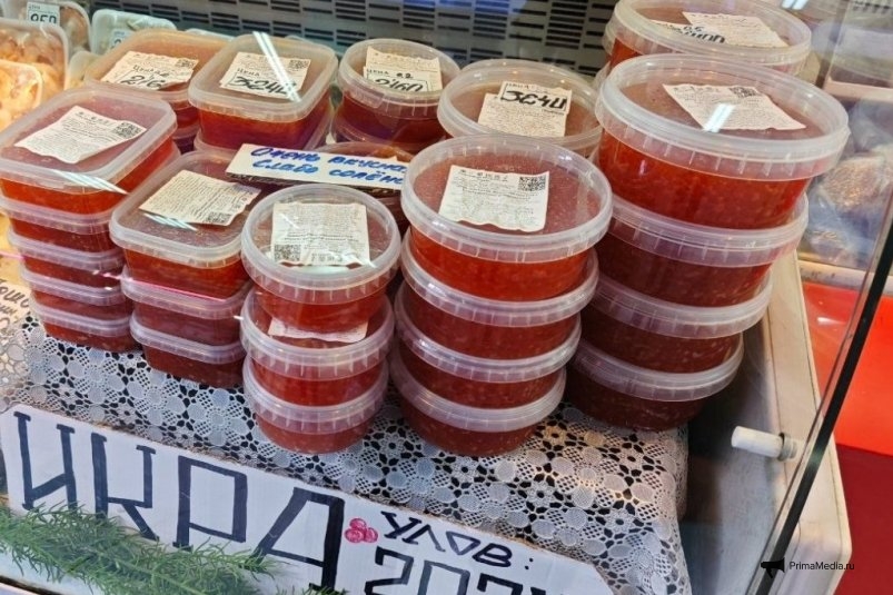 Лососёвая икра в торговой точке Владивостока (февраль 2025 года) ИА PrimaMedia