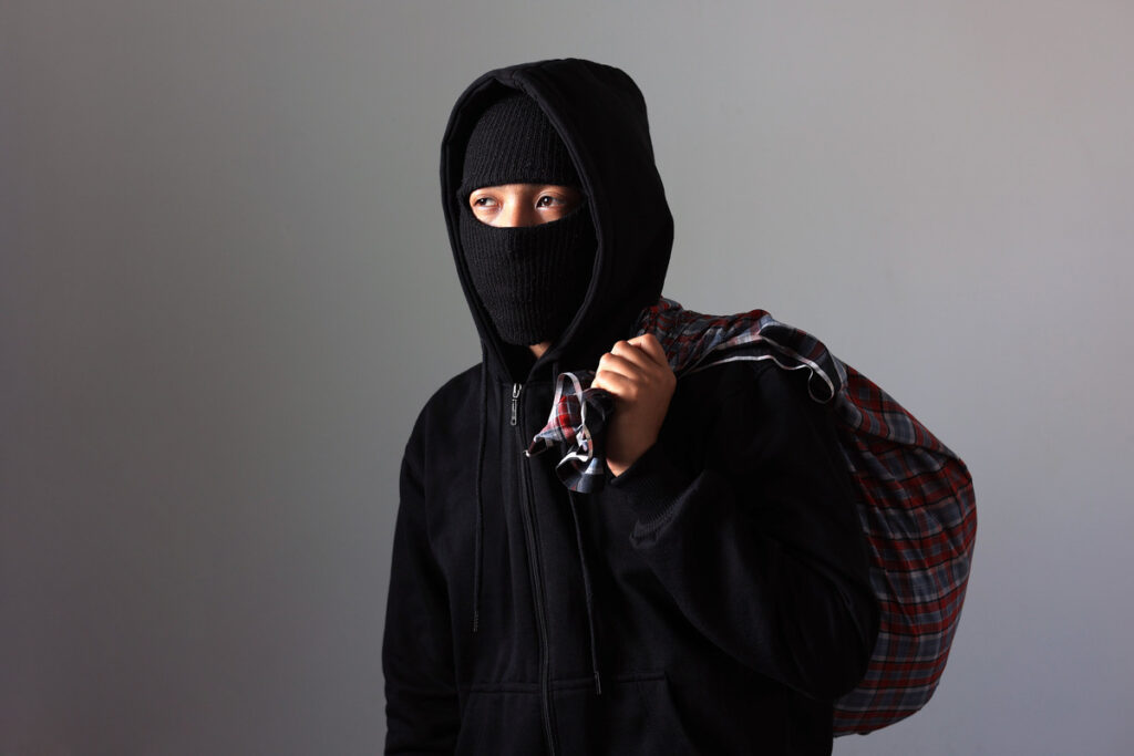 вор с сумкой денег