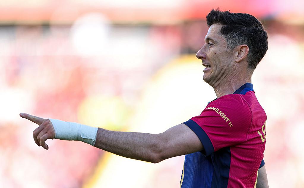 Нападающий Барселоны Роберт Левандовски (Judit Cartiel / Getty Images)