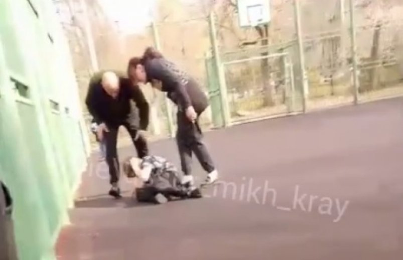 Семейная пара избила подростка в Приморье Скрин из видео