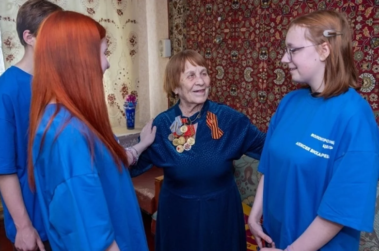 Алексей Вихарев и волонтёры Екатеринбурга поздравили ветеранов с Днём Победы