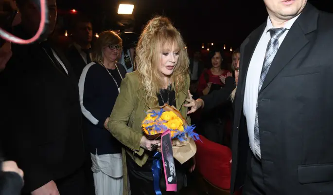 Помолодевшая на 30 лет Пугачева скорчилась у гроба Горбачева