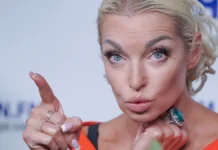 Анастасия Волочкова прощается с Юрием Григоровичем у Большого театра anastasiya volochkova proshhaetsya s yuriem grigorovichem u bolshogo teatra-todey-ru-174799286200-0