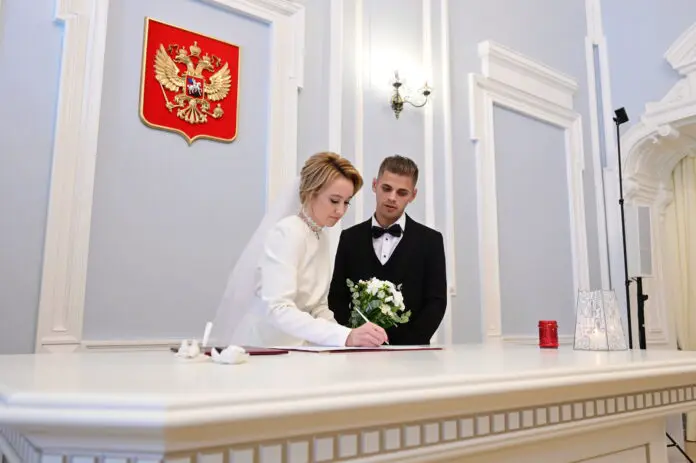 Денис Паслер сообщил о начале свадебного сезона в ЗАГС Свердловской области-0