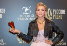 Кристина Орбакайте с триумфом выступила в БКЗ "Октябрьский" и опровергла слухи об отъезде kristina orbakajte s triumfom vystupila v bkz oktyabrskij i oprovergla sluhi ob otezde-todey-ru-174795702000-0