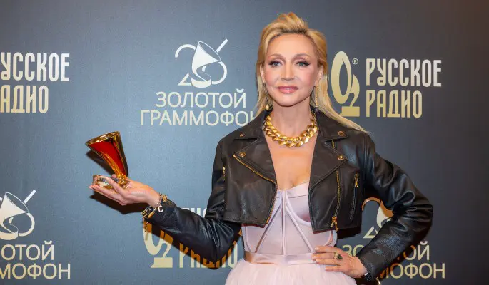 Рухнувшая со сцены Орбакайте заявила, что живет в России и не планирует никуда уезжать