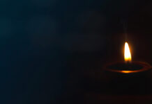 Марго Фридлендер рассказывает о надежде в истории Холокоста и возрождении в Германии PeaceConceptBurningCandleOnDarkTable