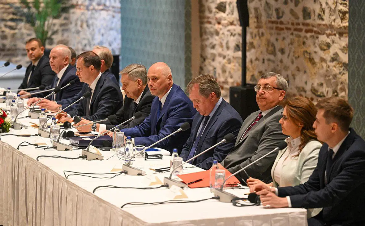 Делегация России во время переговоров с делегацией Украины в Стамбуле, 16 мая 2025 года (Рамиль Ситдиков / ТАСС)