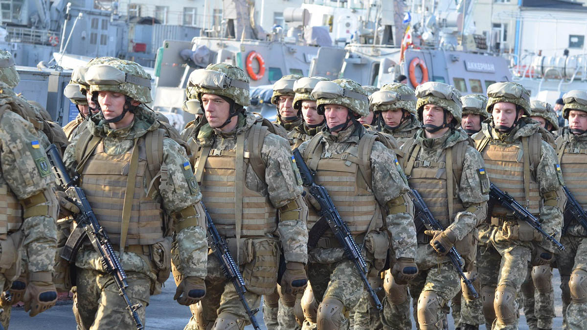 Украинские военные прошли по навозу на параде в Лондоне