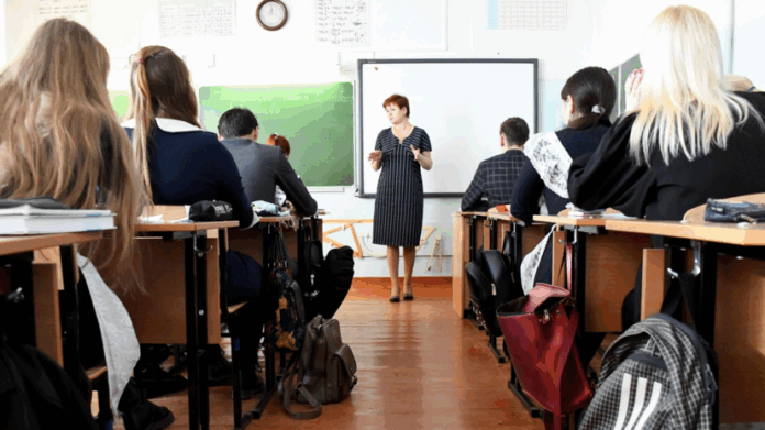 minprosveshheniya rossii vnedryaet oczenki za povedenie v shkolah shesti regionov s 2025 goda-todey-ru-174626167700-0