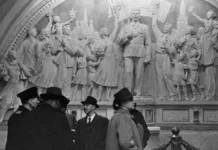 Обсуждение возвращения барельефа Сталина и позиции «Яблока» и «Новых людей» obsuzhdenie vozvrashheniya barelefa stalina i poziczii yabloka i novyh lyudej-todey-ru-174715935500-0