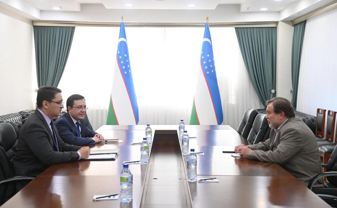 Олег Мальгинов (справа) (сайт МИД Узбекистана)