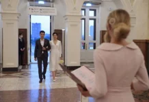 Правительство РФ одобрило упрощение двойных фамилий в браке pravitelstvo rf odobrilo uproshhenie dvojnyh familij v brake-todey-ru-174764058300-0