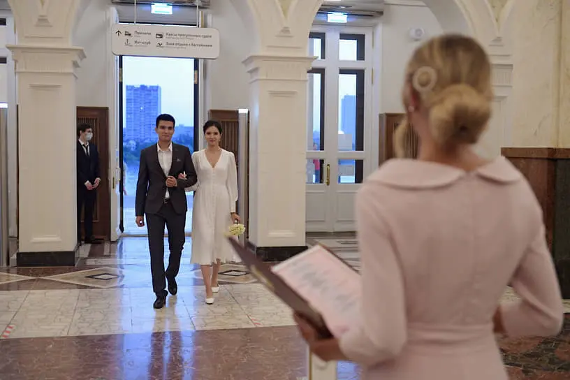 Правительство РФ одобрило упрощение двойных фамилий в браке-0