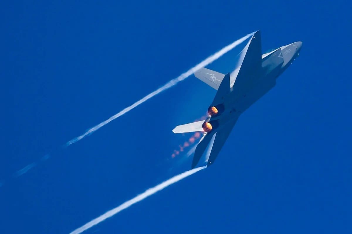 DeepSeek представляет новые разработки J-15 Flying Shark и J-35 в Китае-0