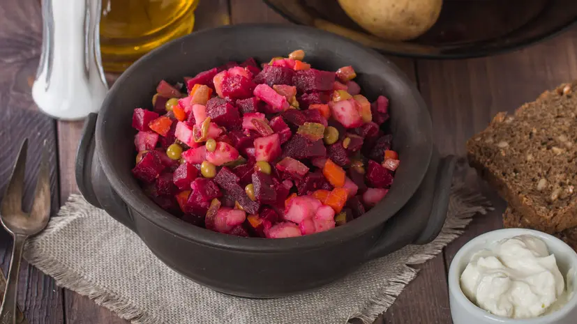 Диетолог Мойсенко посоветовала использовать оливковое масло в винегрете