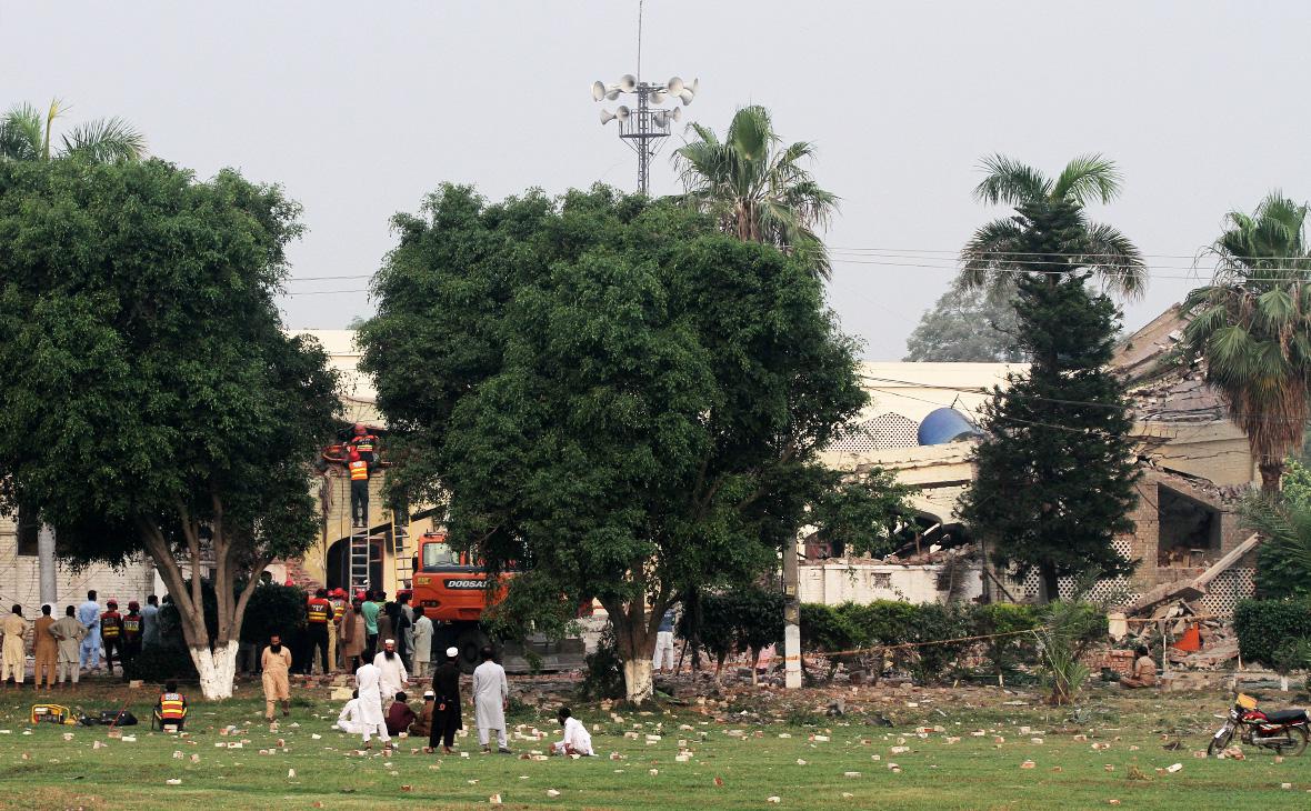 Спасатели ищут выживших в поврежденном индийской авиацией здании в Муридке, Пакистан, 7 мая 2025 года (Mohsin Raza / Reuters)