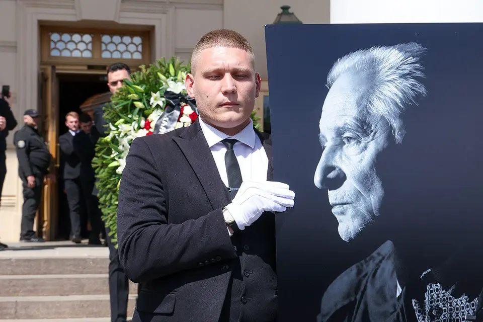 Вынос гроба с телом балетмейстера Большого театра Юрия Григоровича после церемонии прощания на исторической сцене Большого театра. Фото: Владимир Гердо/ТАСС