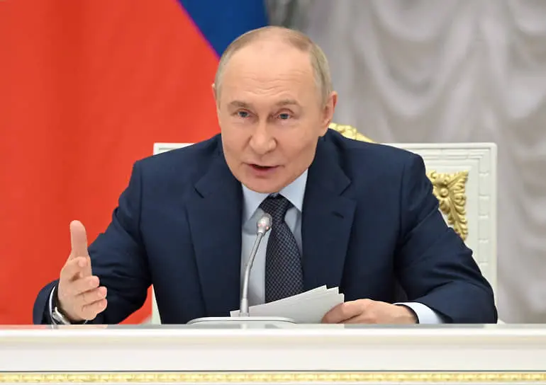 Владимир Путин и Герман Греф обсудили развитие Госуслуг и важность живого общения-0