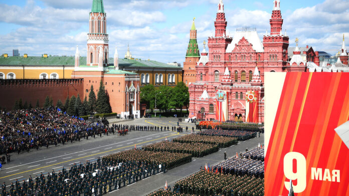 vladimir putin i si czzinpin otkryli yubilejnyj parad pobedy na krasnoj ploshhadi-todey-ru-174678836100-0