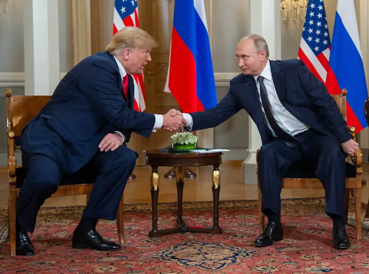 Президент России Владимир Путин (справа) и президент США Дональд Трамп на встрече в 2018 году