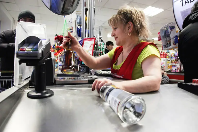 Роспотребназдор фиксирует, что россияне все реже пьют отраву