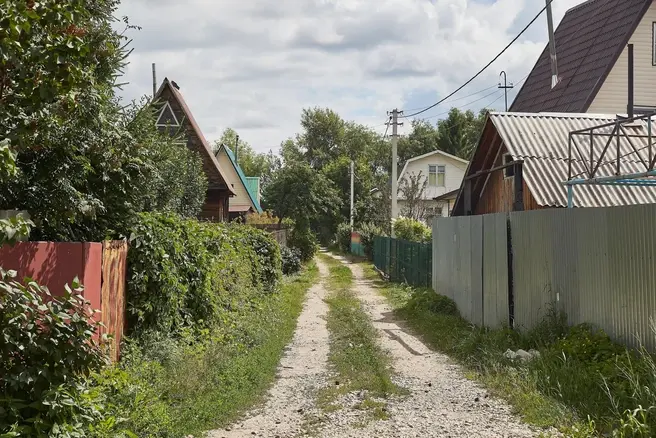 Соседские конфликты из-за территории иногда доходят до суда | Источник: Александр Ощепков / NGS.RU