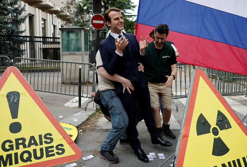 Активисты устанавливают украденную восковую фигуру президента Франции у посольства России