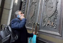 Лев Шлосберг и Юрий Пивоваров обсуждают интригу обвинений в «Яблоке» lev shlosberg i yurij pivovarov obsuzhdayut intrigu obvinenij v yabloke-todey-ru-0