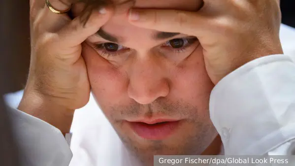 Юный россиянин Иванников обыграл норвежского гроссмейстера Карлсена в онлайн-турнире