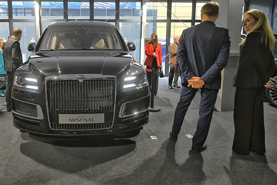 На ПМЭФ премьера Aurus с моделями Komendant и Arsenal при поддержке ФСО-0