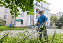 Алексей Вихарев преобразил территорию горбольницы №23 вместе с командой aleksej viharev i volontery uborka skvera cgb1_todey