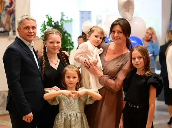 Денис Паслер на XV Уральском медиафоруме заявил об увеличении многодетных семей в Свердловской области-0