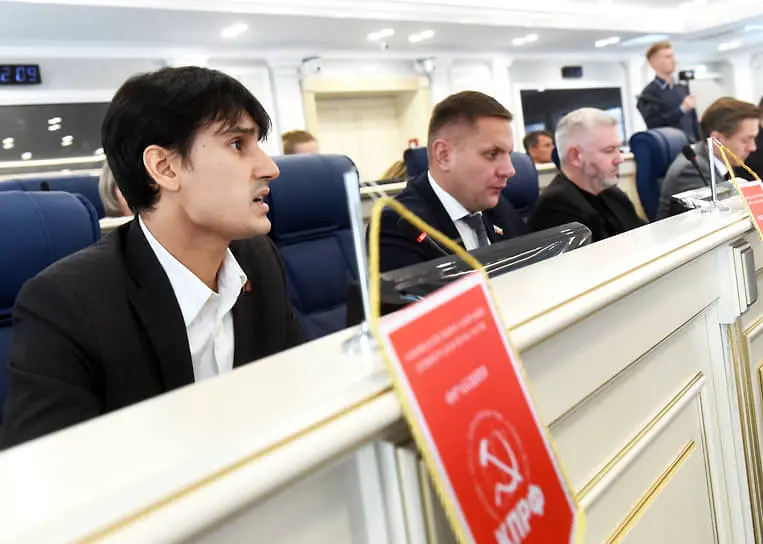 Депутат от КПРФ в Законодательном Собрании Ленинградской области Иван Апостолевский (слева) во время заседания.