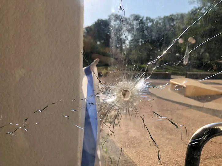 Следы от пуль на двери в столовую кибуца Нир-Оз