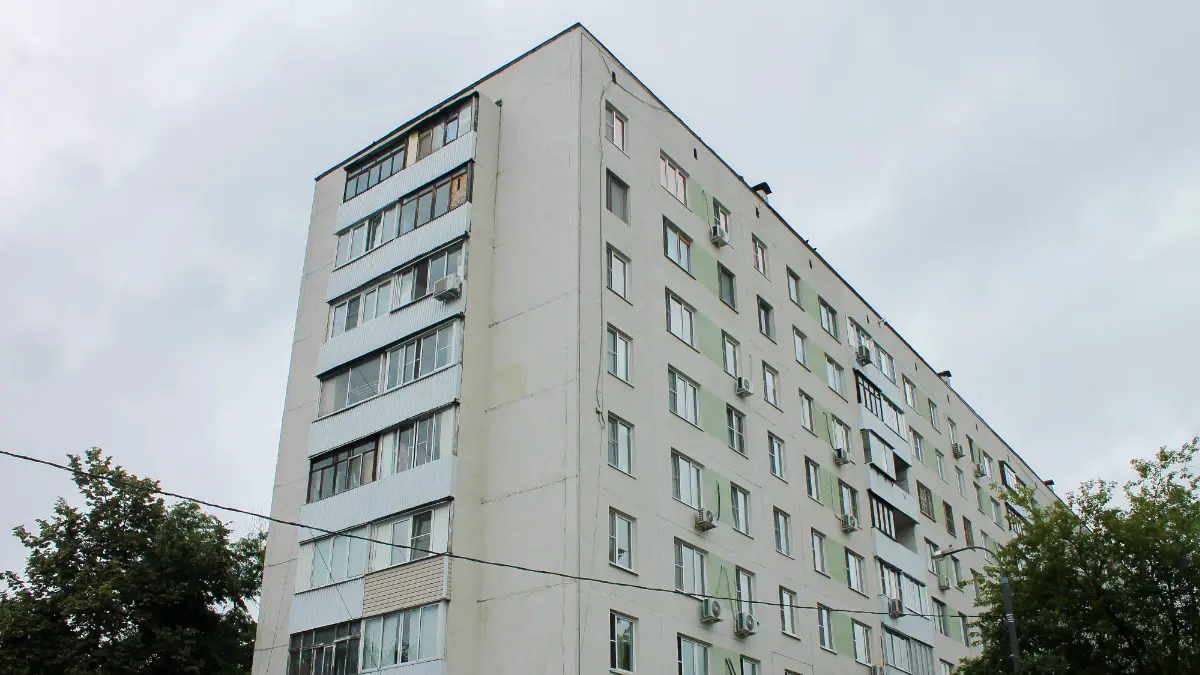 В жилом доме в районе Северное Тушино в 2025 году произвели замену всего лифтового оборудования с расширением дверных проемов