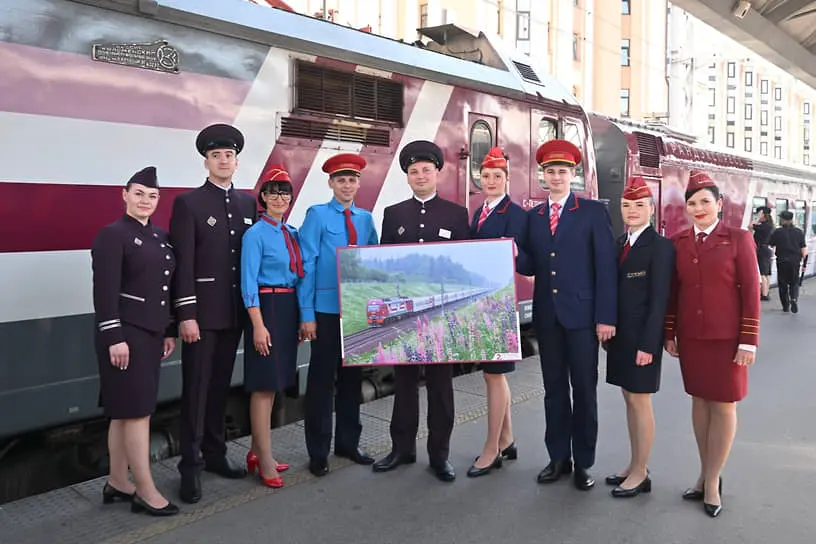 Поезд Гранд Экспресс празднует 20 лет торжеством на Московском вокзале-0