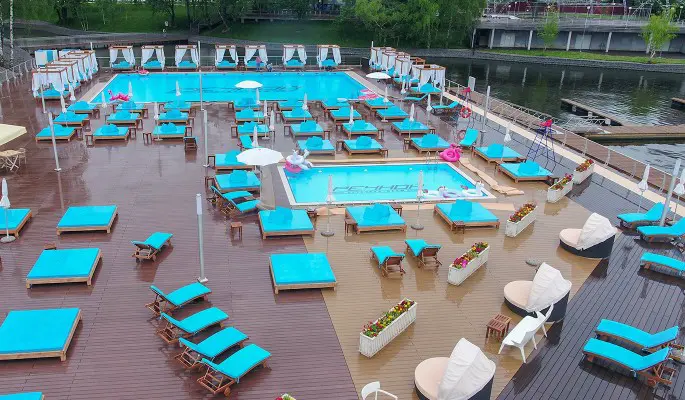 Москвичи могут провести "Лето в парке" с бассейнами