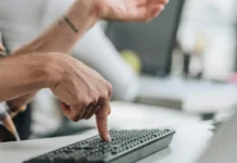 Сухайл Доши и Фло Кривелло раскрывают истории самозванцев в Mixpanel и Lindy suhajl doshi i flo krivello raskryvayut istorii samozvanczev v i -todey-ru-0