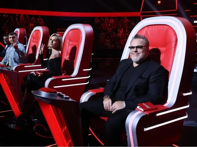 Полина Гагарина показывает, сколько сезонов ей удалось просидеть в шоу «Голос. Дети» | Источник: пресс-служба Первого канала