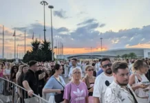 Фанаты испытывают эмоции на шоу Akon в Сочи с поддержкой Росгвардии fanaty ispytyvayut emoczii na shou v sochi s podderzhkoj rosgvardii-todey-ru-0