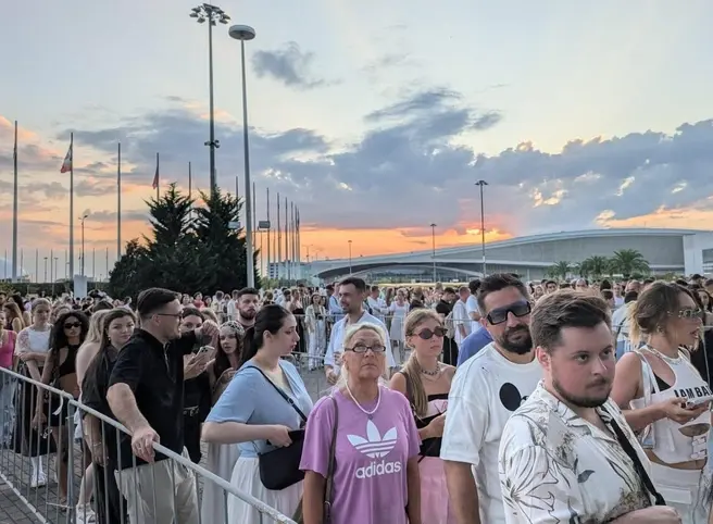 Люди стоят в очереди, чтобы попасть на концерт рэпера, пока гудят сирены | Источник: Оксана Витязь / SOCHI1.RU