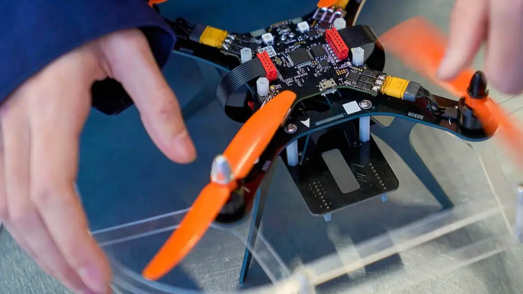 Владельцы московских магазинов отправляют в зону СВО дроны и стройматериалы