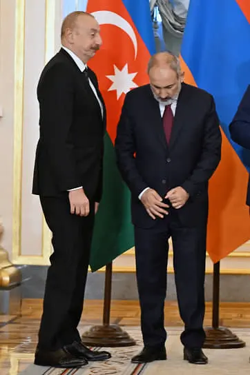 Президент Азербайджана Ильхам Алиев (слева) и премьер-министр Армении Никол Пашинян