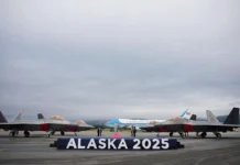 Секретный караул из F-22 Raptor охраняет переговоры Путина и Трампа sekretnyj karaul iz 22 ohranyaet peregovory putina i trampa-todey-ru-0