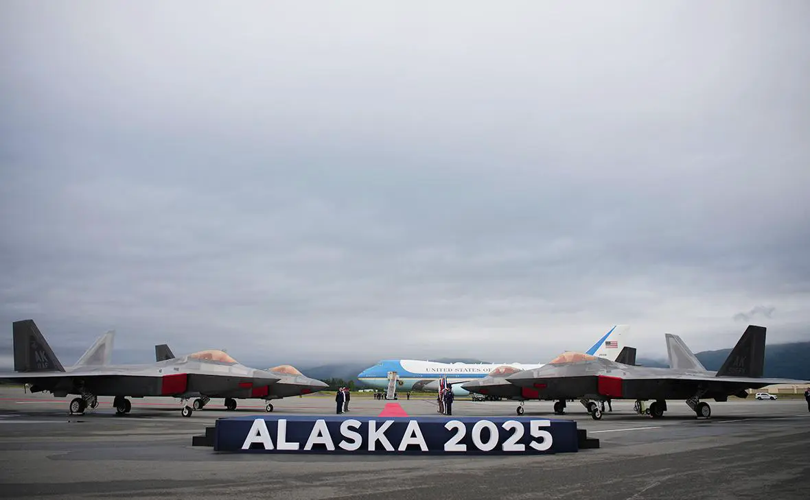 Самолёты F-22 стоят на объединённой авиабазе Элмендорф-Ричардсон в Анкоридже, Аляска (Andrew Harnik / Getty Images)