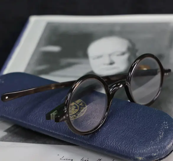 Очки Уинстона Черчилля в круглой черепаховой оправе, изготовленные на заказ в 1954 году компанией C.W. Dixey & Son