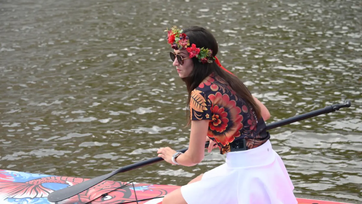 Участница заплыва на сапбордах Олеся Коломникова